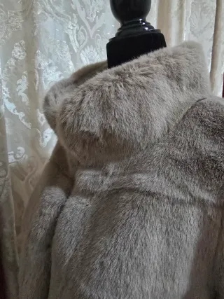 Abrigo de pelo suave beige/gris talla única