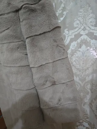 Abrigo de pelo suave beige/gris talla única