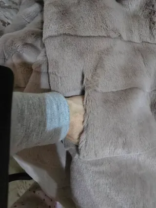 Abrigo de pelo suave beige/gris talla única