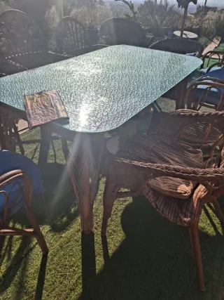 Tavolo da giardino in vimini e 6 sedie in vetro