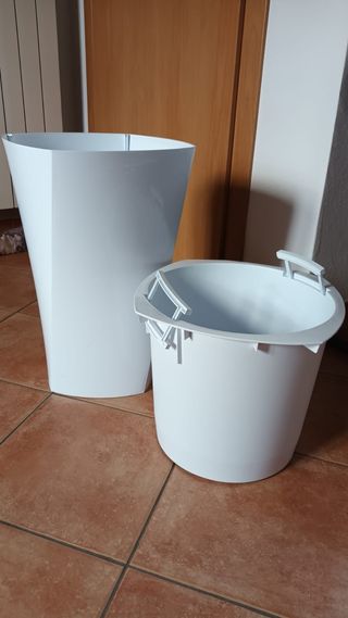 Vaso in plastica alto porta fiori con porta vaso