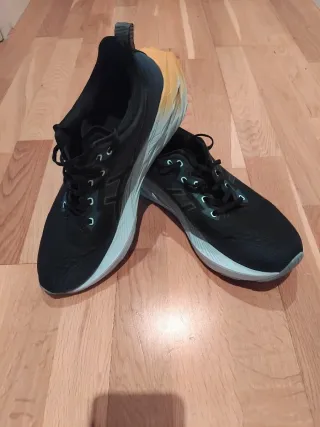 ASICS Novablast 4 Zapatillas Running Negro Amarill