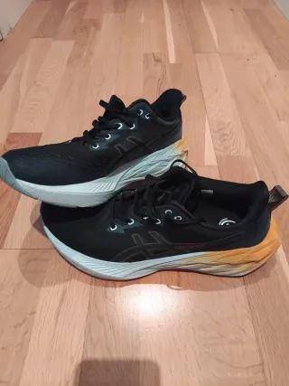 ASICS Novablast 4 Zapatillas Running Negro Amarill