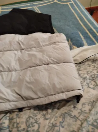 Chaleco plumífero hombre negro y gris