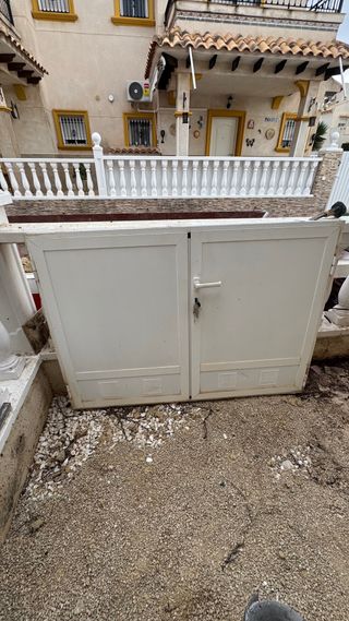 Puerta de aluminio blanca