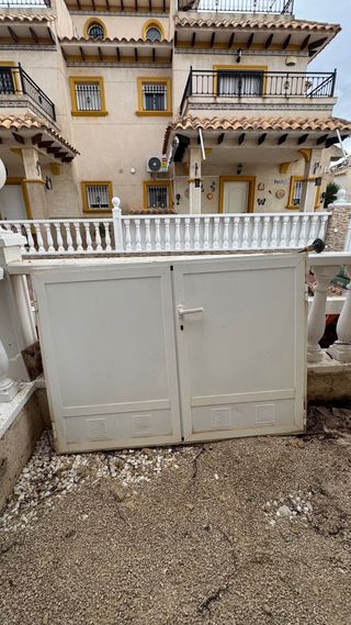 Puerta de aluminio blanca