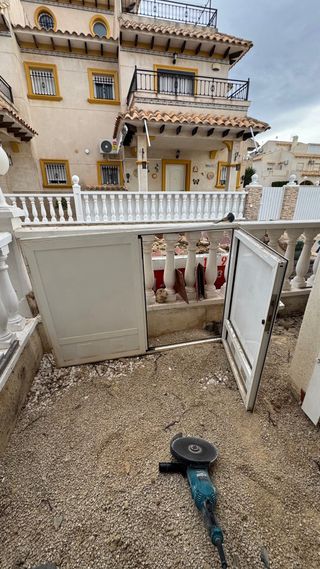 Puerta de aluminio blanca