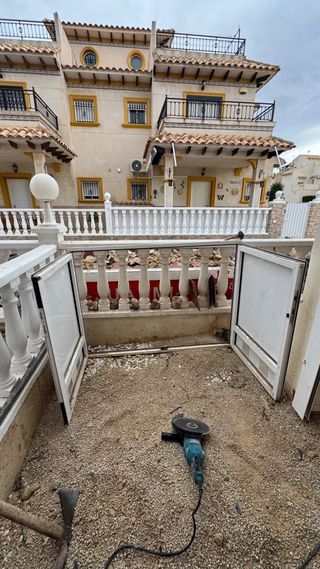 Puerta de aluminio blanca