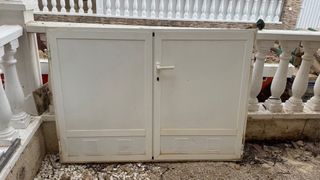 Puerta de aluminio blanca