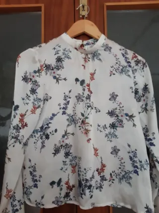 Blusa floral blanca manga larga