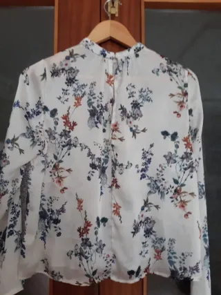 Blusa floral blanca manga larga