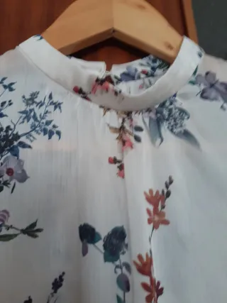 Blusa floral blanca manga larga