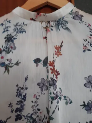 Blusa floral blanca manga larga