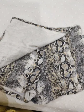 Falda pantalón Stradivarius estampado serpiente