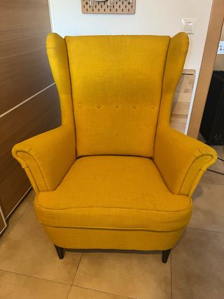 Butaca de IKEA sillón orejero color mostaza