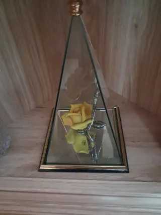 Urna cristal con rosa amarilla