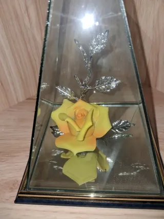 Urna cristal con rosa amarilla