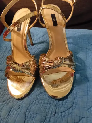 Sandalias doradas Mango mujer