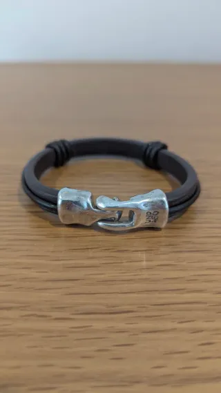 Pulsera Caballero Uno de 50 Cuero y Metal.