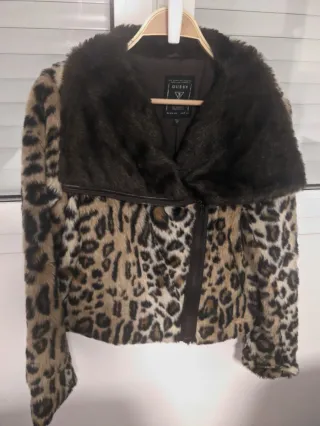 Abrigo Guess pelo estampado leopardo talla M