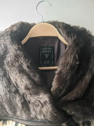 Abrigo Guess pelo estampado leopardo talla M
