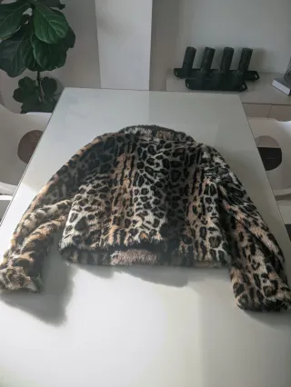 Abrigo Guess pelo estampado leopardo talla M