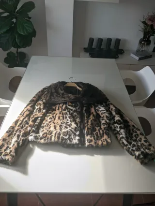 Abrigo Guess pelo estampado leopardo talla M