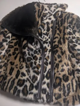 Abrigo Guess pelo estampado leopardo talla M