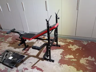 Banco de musculación con maletín de pesas.