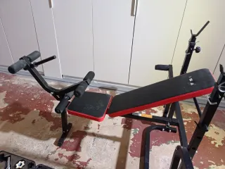 Banco de musculación con maletín de pesas.