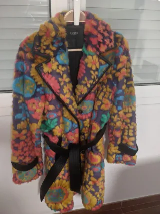 Abrigo Guess pelo estampado floral