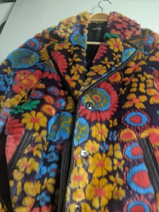 Abrigo Guess pelo estampado floral