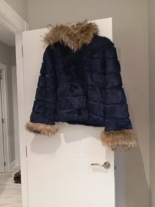 Abrigo de pelo natural azul y marrón.