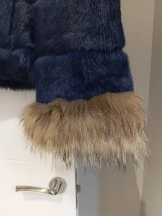 Abrigo de pelo natural azul y marrón.