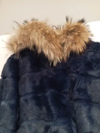 Abrigo de pelo natural azul y marrón.