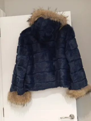 Abrigo de pelo natural azul y marrón.