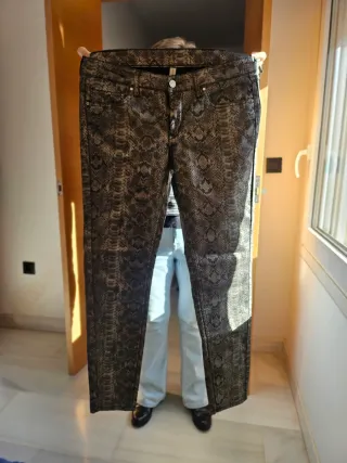 Pantalones Mango efecto piel serpiente