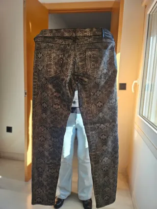 Pantalones Mango efecto piel serpiente