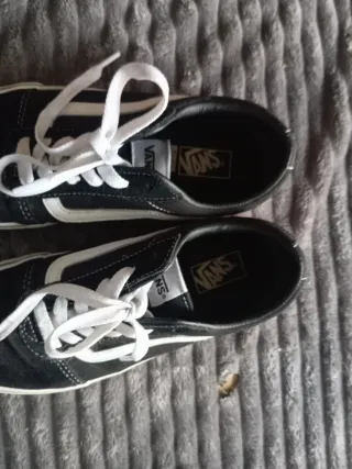 Zapatillas Vans Negras y Blancas