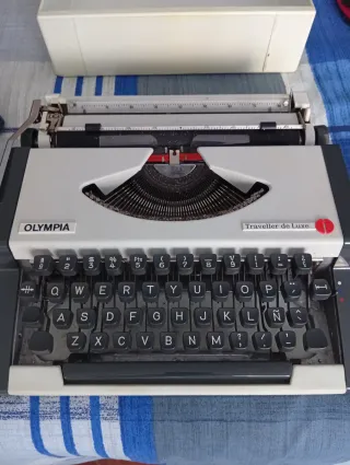 Máquina de escribir Olympia Traveller de Luxe