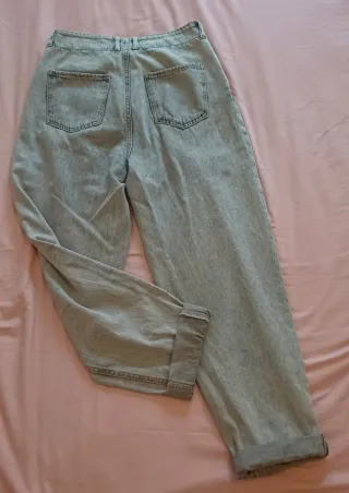 Pantalón vaquero ancho gris claro