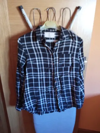 Camisa de cuadros beige y negra