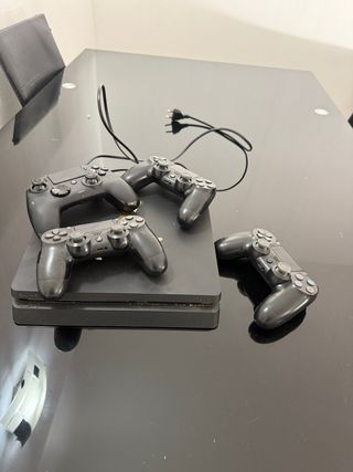 PS4 (Playstation 4) Negra + 4 Mandos