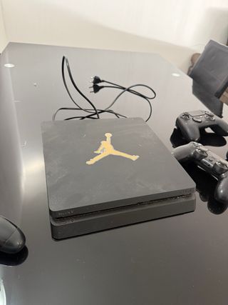 PS4 (Playstation 4) Negra + 4 Mandos