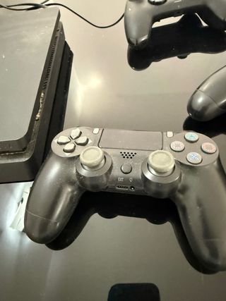 PS4 (Playstation 4) Negra + 4 Mandos