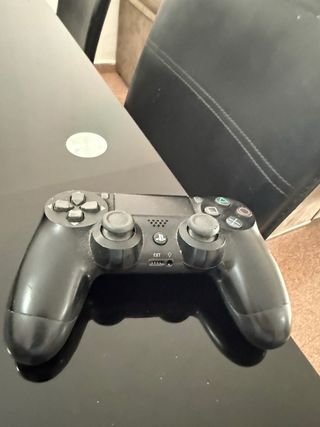 PS4 (Playstation 4) Negra + 4 Mandos