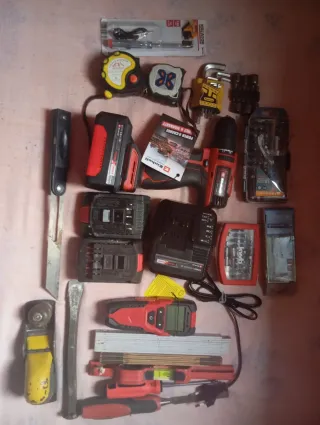 Lote herramientas: taladro, baterías, etc.