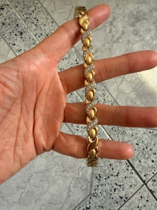 Pulsera dorada con detalles brillantes