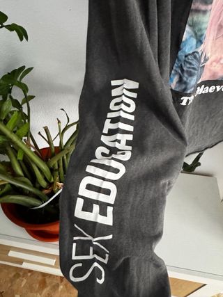 Camiseta Oficial Sex Education x Pull&Bear Maeve