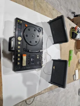 Tocadiscos Sanyo de maleta con radio y cassette